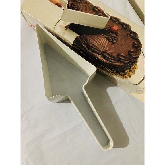 Vintage Clean Cut Cake Server- 9” Long, 3.5” Wide, 2 1/4” Tall USA 1985 - Picture 3 of 4